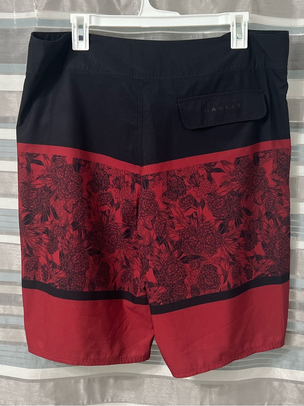 Oakley Men’s Black & Red Floral Swim Board Shorts - Picture 2 of 13